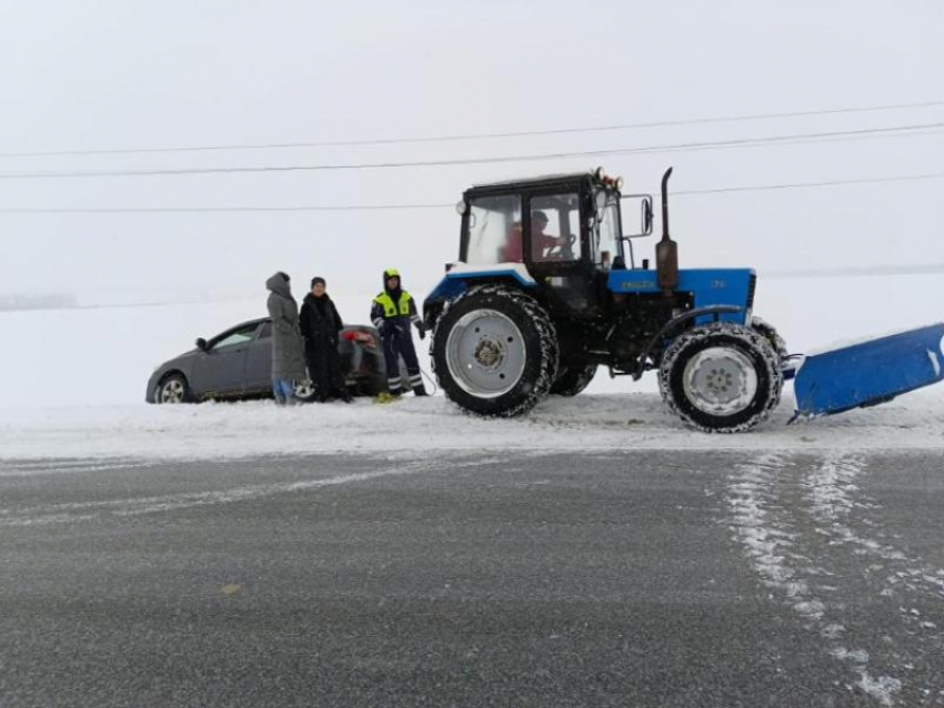 Сотрудники ГИБДД спасли из холодного плена автомобилистку, застрявшую в снежном кювете на воронежской трассе