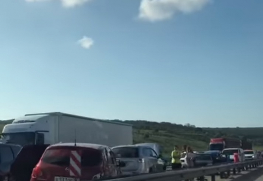 В столкновении 28 автомобилей на воронежской трассе пострадали 4 человека