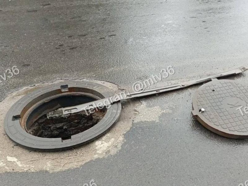 Автомобилист угодил в «ловушку для колес» в Воронеже - опубликовано видео