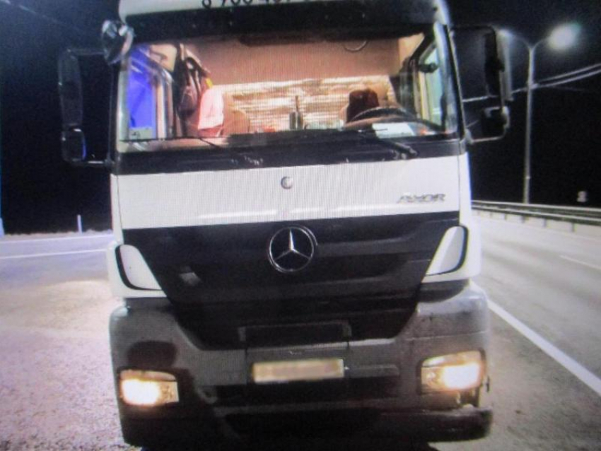 Опубликованы фото с места ДТП с грузовиком на воронежской трассе 