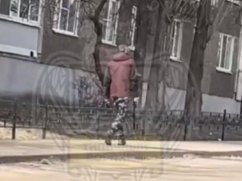 Разгуливающего с оружием в руках мужчину в камуфляже сняли на видео в Воронеже