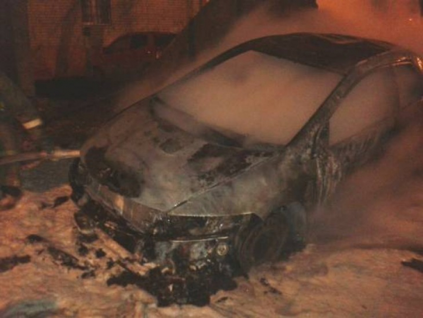 В Воронеже полностью сгорел автомобиль