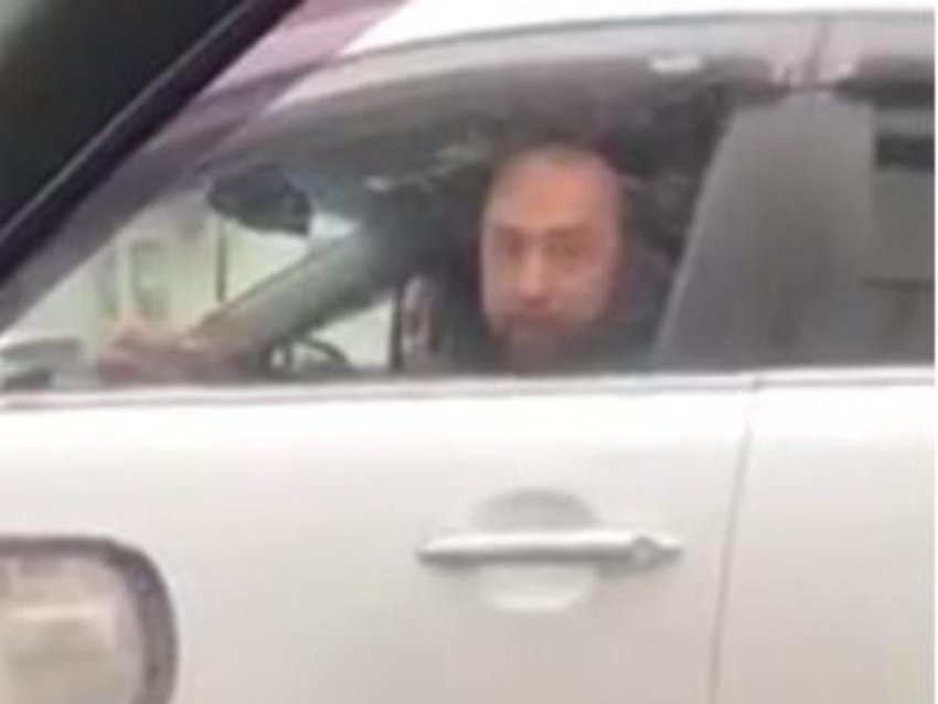 Плевок водителя внедорожника в девушку попал на видео в Воронеже