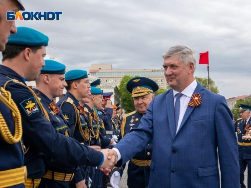 Александр Гусев поблагодарил участников военного парада Победы в Воронеже