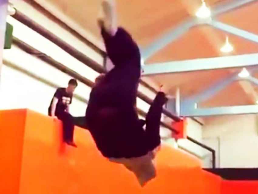 Сумасшедшее сальто в воронежском спортзале попало на видео