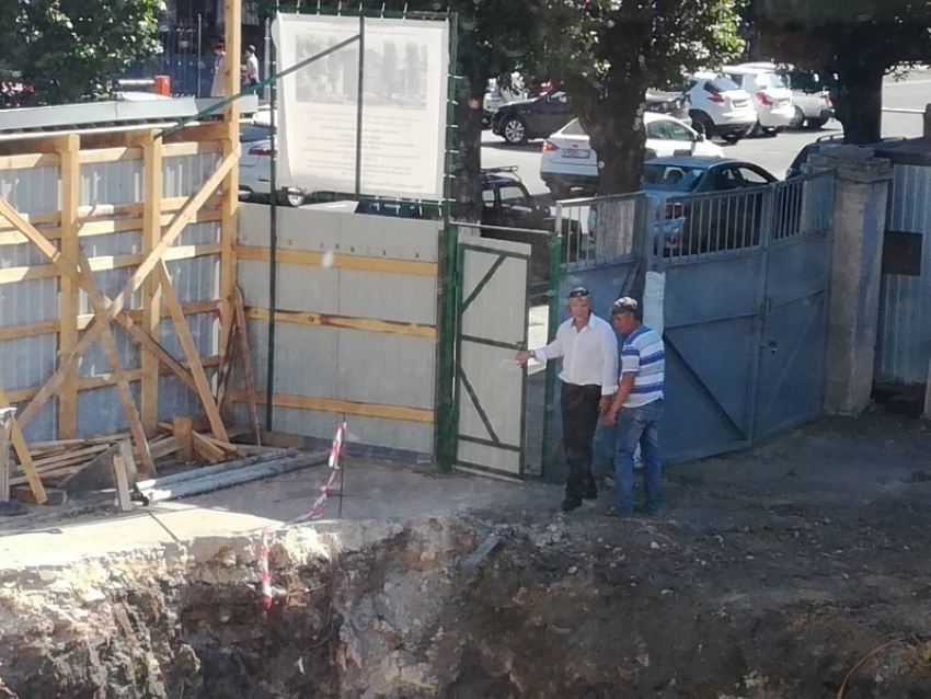 Почему чиновники позволили меценату Бубнову впихнуть стройку между памятниками культуры в центре Воронежа