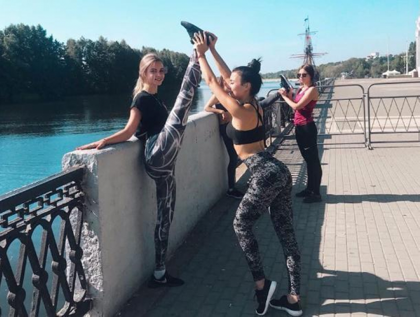 Четыре девушки растянулись на Адмиралтейской площади Воронежа