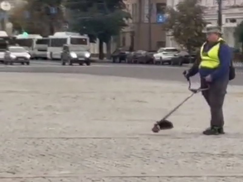 Мужчину с металлоискателем сняли на видео у правительства Воронежской области
