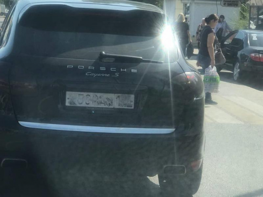 Porsche Cayenne стеснительного водителя сняли в Воронеже