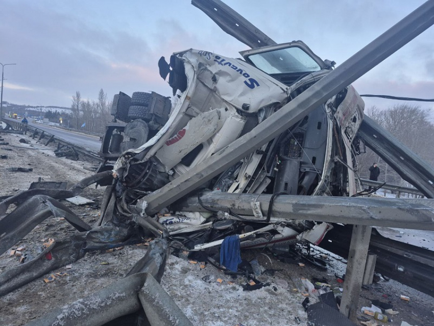 Две фуры не поделили дорогу на воронежском участке М-4 «Дон» и столкнулись: есть погибший