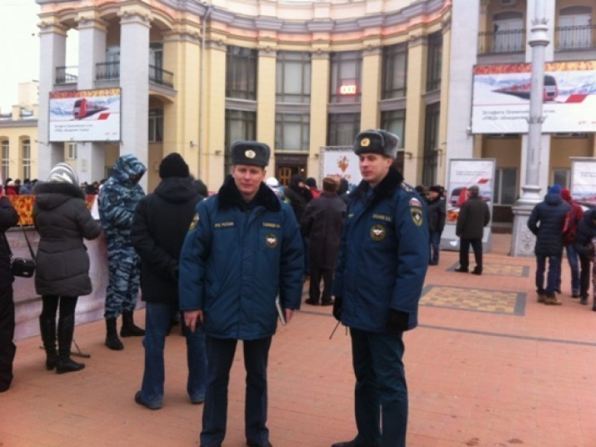 Сотрудники МЧС дежурят на площади вокзала Воронеж-1 в ожидании Олимпийского огня (ФОТО)