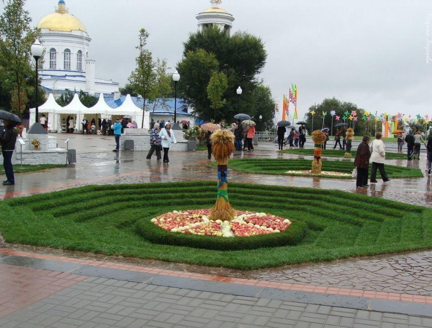 В Воронеже на Советской площади установили турникеты и ограждения