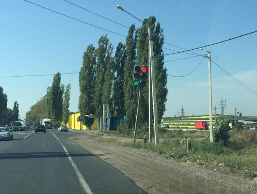 Конфликтную пару светофоров, вгоняющую в ступор, сняли под Воронежем 