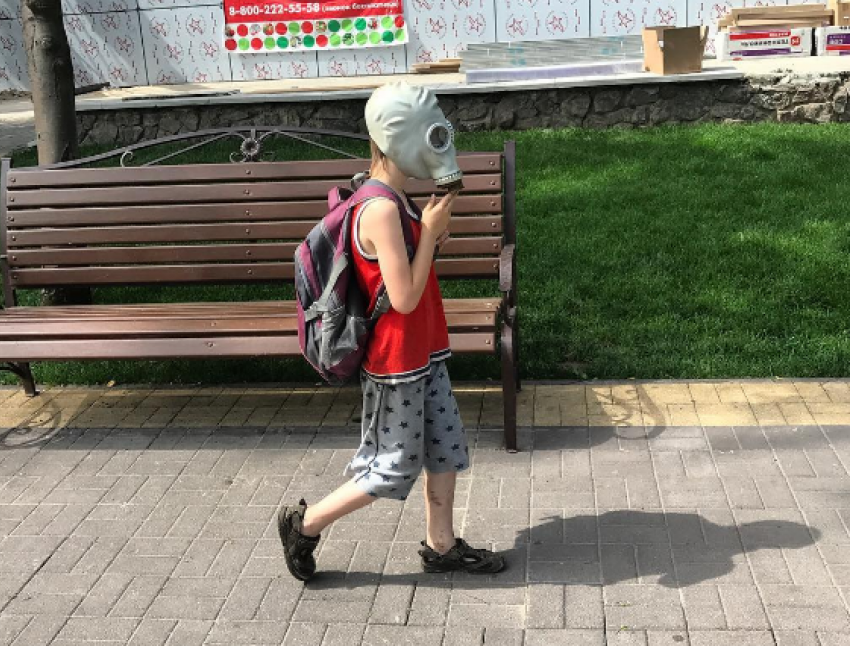 Девочка в противогазе на детской площадке в Воронеже шокировала москвичей