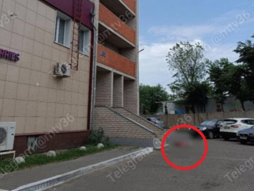 Очевидцы: труп девушки обнаружили под окнами в Воронеже
