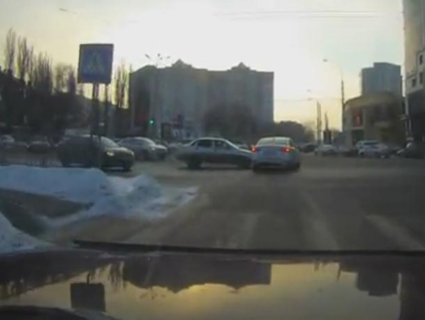 В Воронеже момент неловкого ДТП на Заставе сняли на видео