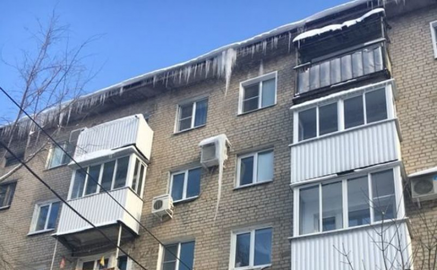 Воронежские власти предупредили о падении с крыш сосулек и наледи