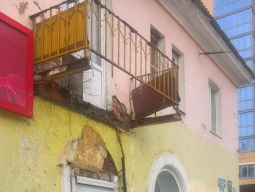В многоквартирном доме Воронежа рухнул балкон