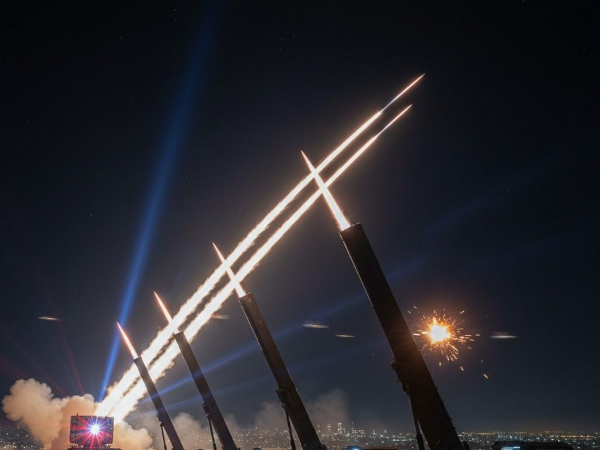 Падение дронов повредило башенный кран под Воронежем