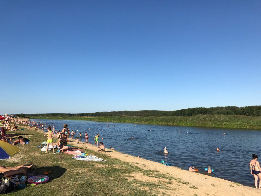 Экстренные службы города ликвидируют последствия разлива топлива на реке в Воронеже