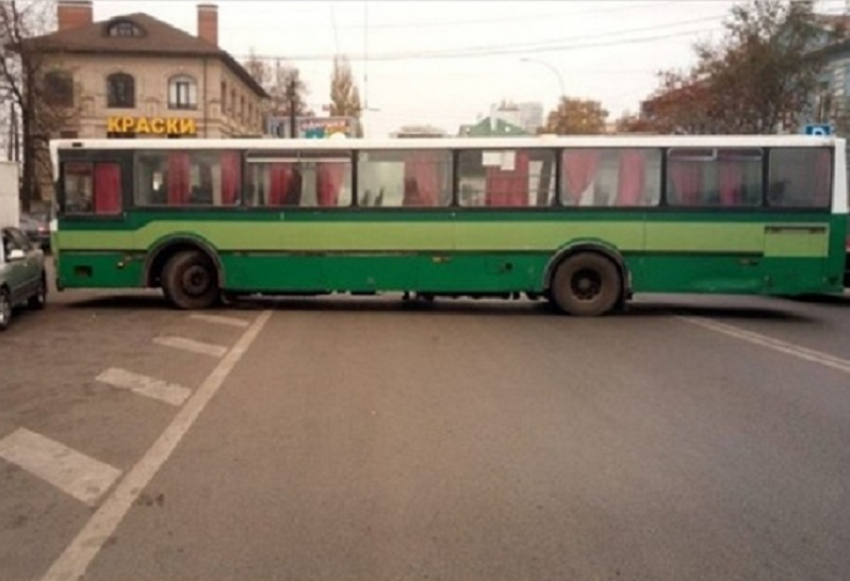 Автобус полностью перегородил улицу в центре Воронежа 