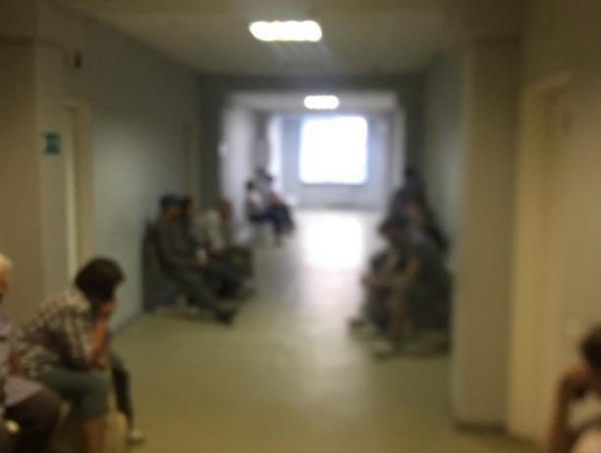 Воронежцы больше суток стоят в очередях в поликлиниках