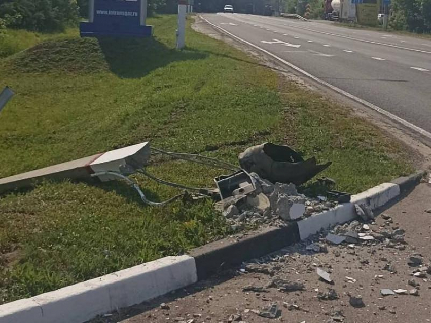 Женщина сбила столб в Воронежской области