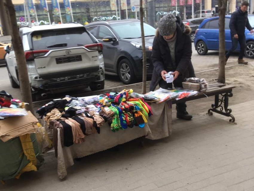 Разбиты, но не сломлены: уличные торговцы продолжают захватывать Кольцовскую в Воронеже