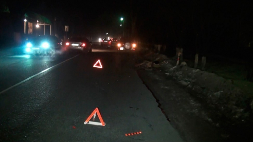 В Воронежской области легковушка врезалась в припаркованный «Камаз»