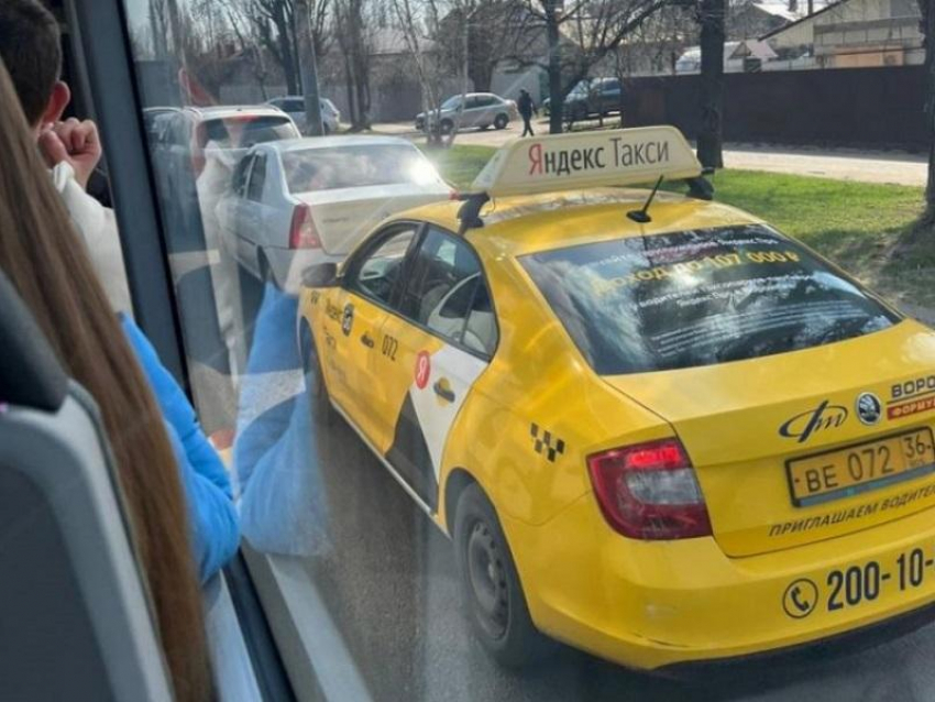 Губернатор Гусев запретил мигрантам работать в воронежских маршрутках и такси