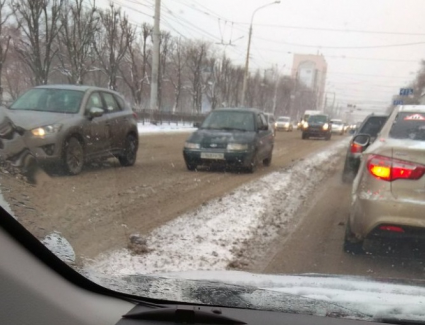 Автомобилисты пришли в ужас от работы коммунальщиков на дороге в Воронеже