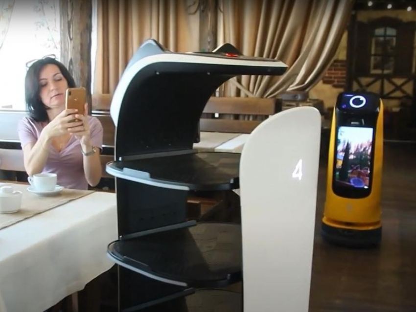 Внимание, будущее: в воронежском ресторане гостей обслуживают роботы 