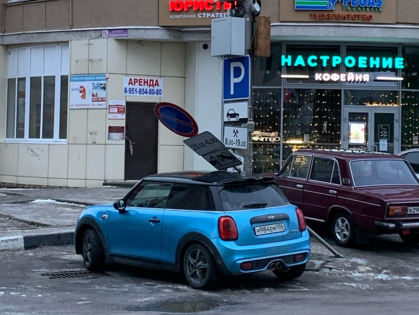 Дорожный знак наказал Mini Cooper за спорную парковку в центре Воронежа