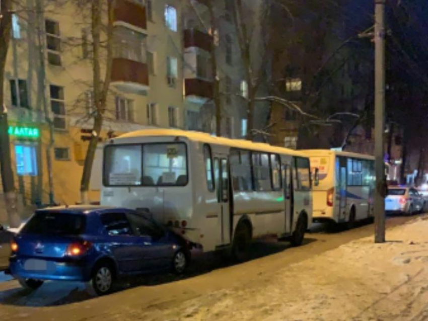 Две маршрутки и Peugeot столкнулись в Воронеже 