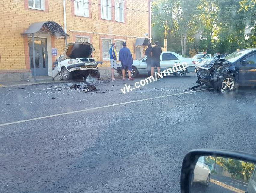 Три человека пострадали в массовом ночном ДТП в Воронеже