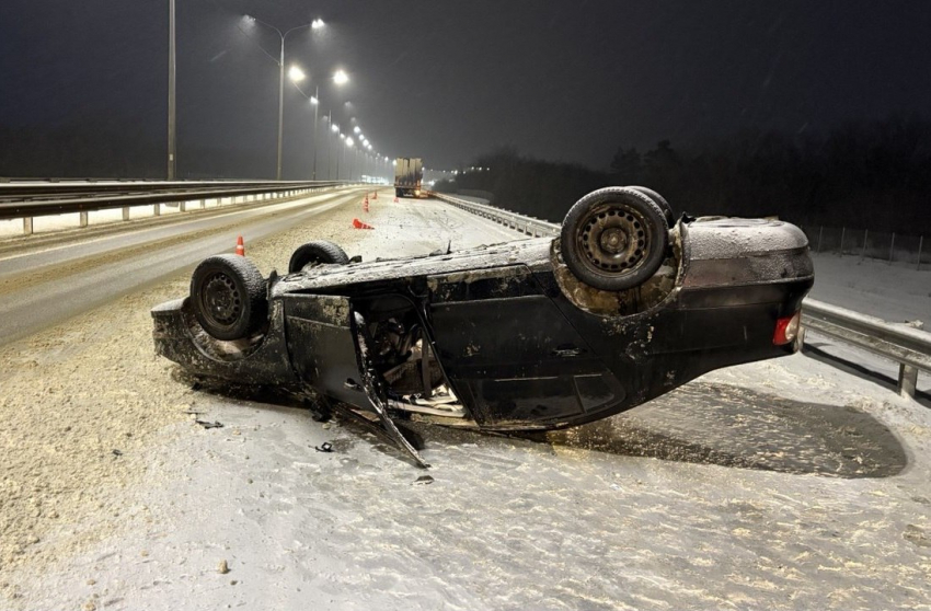Иномарка перевернулась на крышу после ДТП с фурой на М-4 «Дон»
