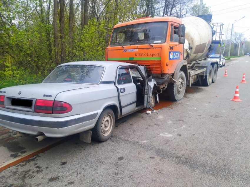 «Волга» выехала на встречку и попала в смертельное лобовое ДТП с бетономешалкой 