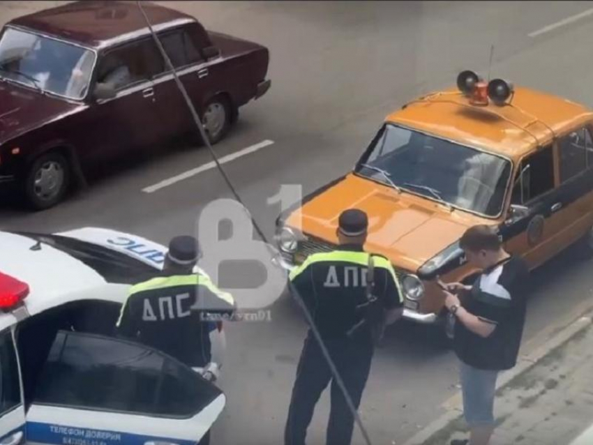 Появилось видео, где полицейские остановили милицию в Воронеже