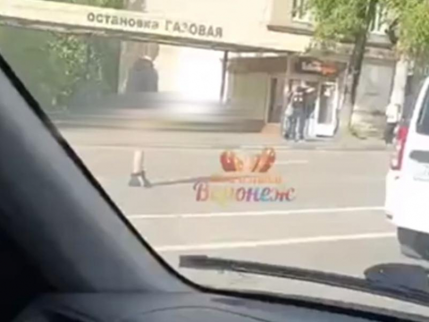 Пешеход без комплексов устроил голое шоу посреди дороги в Воронеже