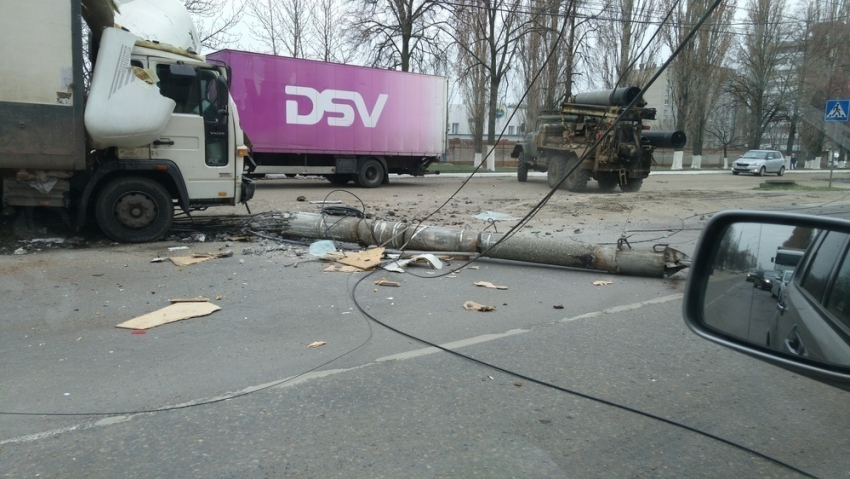 Водитель грузовика снес столб в Северном микрорайоне Воронежа