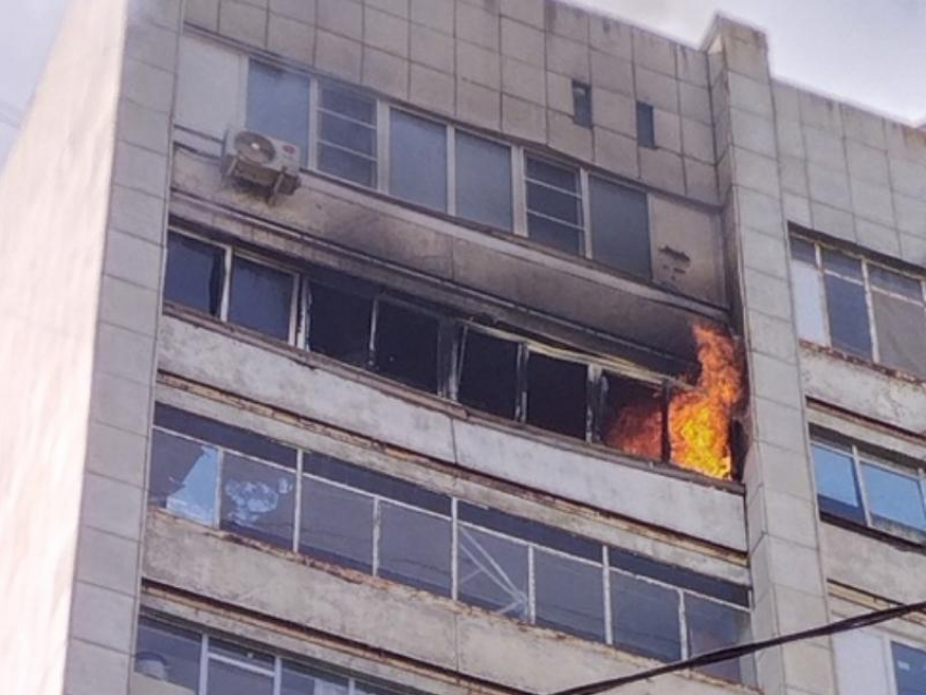 Опубликовано видео горящей многоэтажки в Воронеже