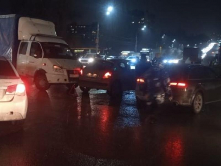 Авария с двумя автомобилями привела к мёртвой пробке на крупной дороге в Воронеже