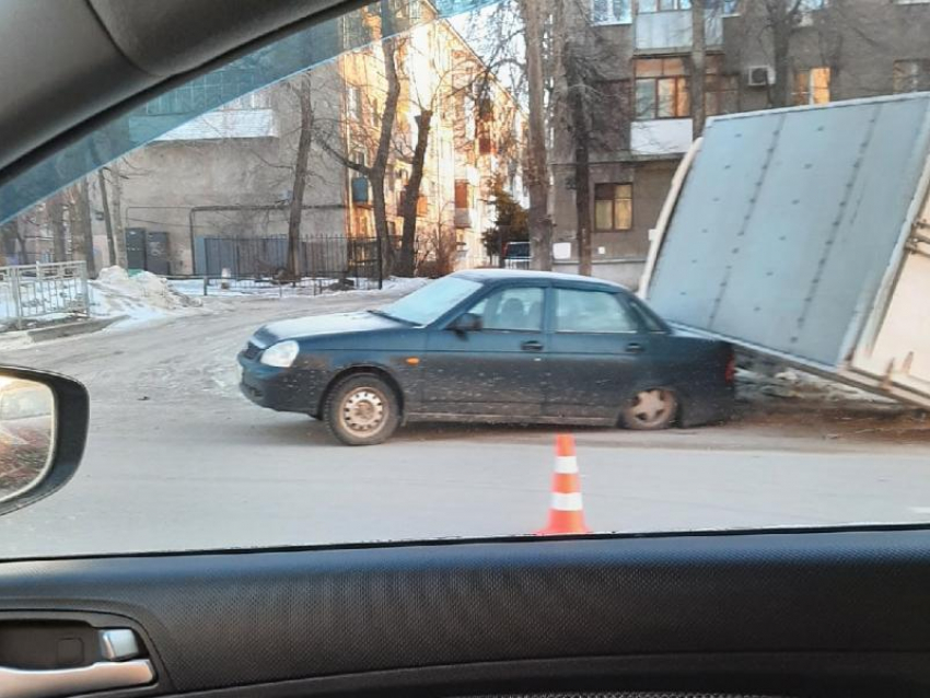 Грузовик прищемил в падении «Ладу Приору» возле остановки в Воронеже