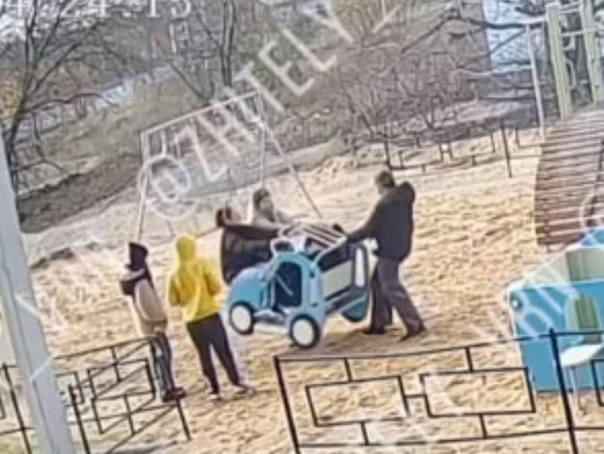 Им вообще плевать: беспорядочное шатание машинки попало на видео в Воронеже