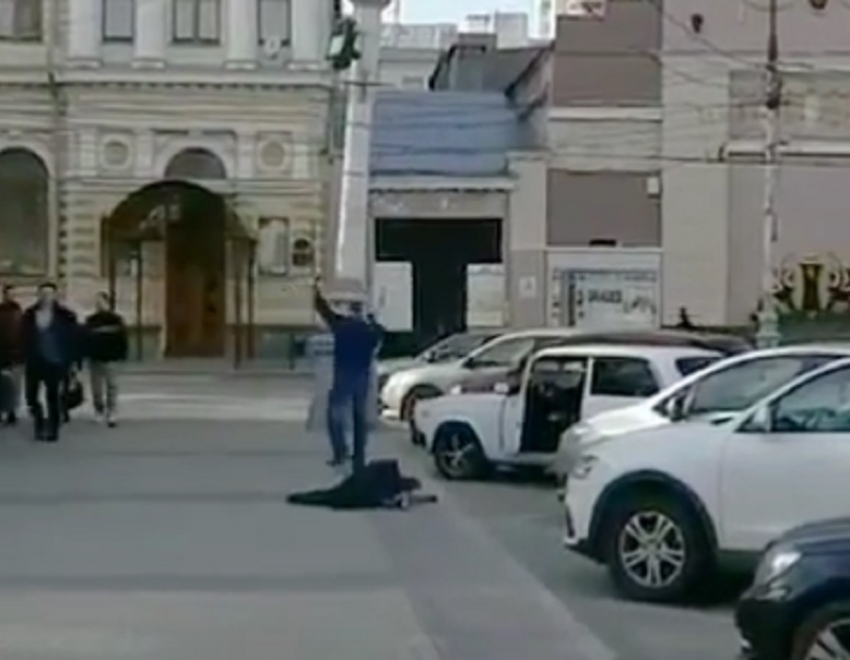 Кавказские танцы с раздеванием устроил мужчина в центре Воронежа 