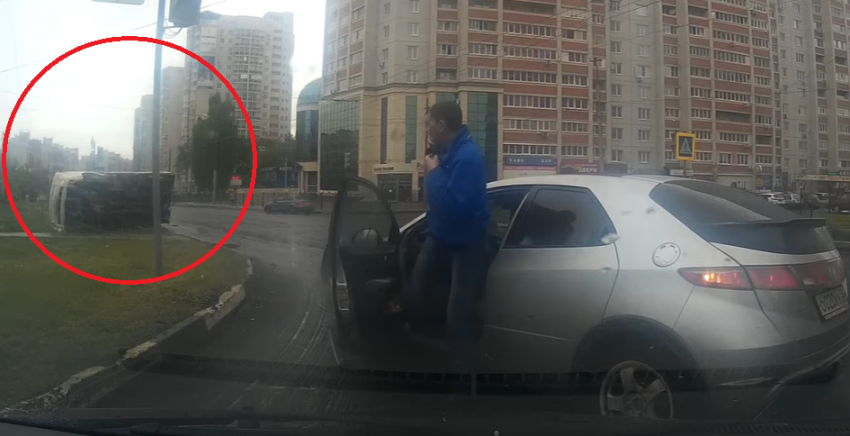 В Воронеже иномарка перевернула грузовик на бульваре Победы и попала на видео
