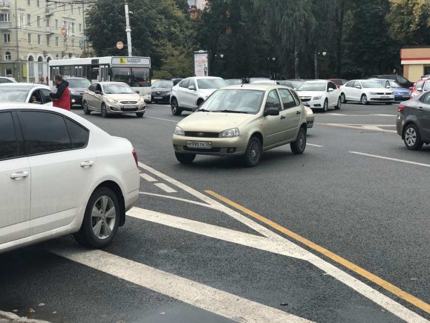 Автомобилистка бросила ВАЗ поперек проезжей части в центре Воронежа