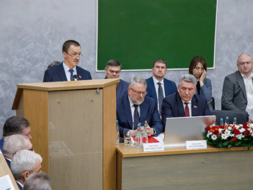 Председатель воронежской облдумы Юрий Матузов выступил с речью об Игоре Есауленко в стенах ВГМУ