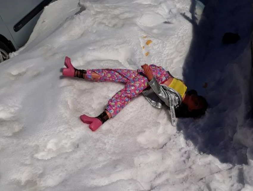 Воронежцев напугала огромная кукла в снегу 
