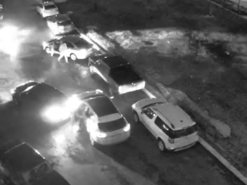 Досадное ДТП показали на видео у воронежской многоэтажки